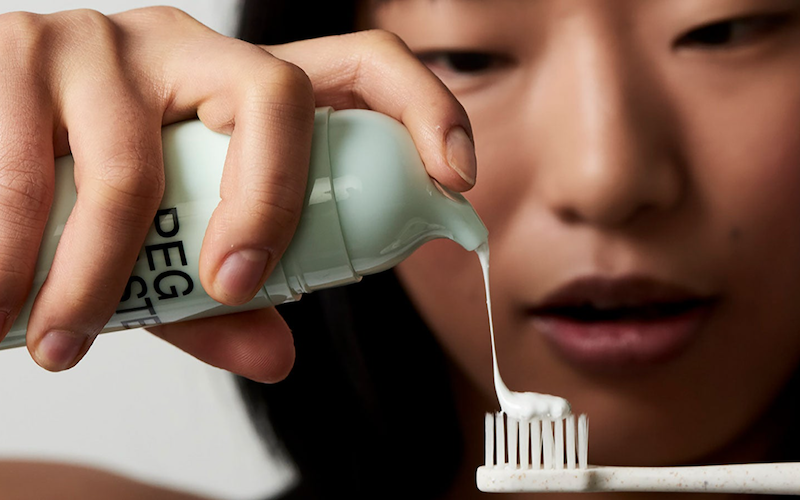 Give your smile the glow it deserves with this vegan-friendly, eco-conscious natural toothpaste 